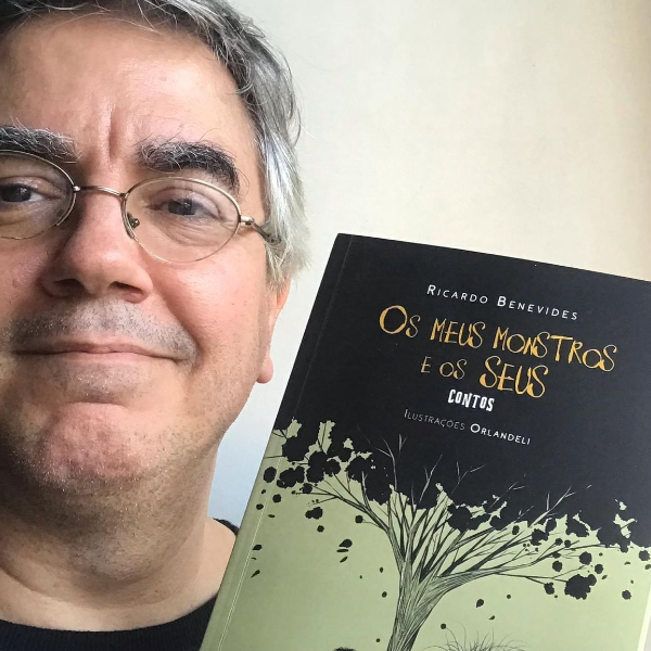 Descubra o fascinante universo juvenil de Ricardo Benevides, professor renomado da FACHA, que conquistou uma merecida vaga na semifinal do prestigiado Pr�mio Jabuti com seu livro ''Os Meus Monstros e os Seus''. Com quatro contos entrela�ados, Benevides explora as nuances sombrias da personalidade adolescente, revelando as ang�stias cotidianas inspiradas em ic�nicos monstros como Conde Dr�cula e Frankenstein. Nesta narrativa envolvente, o autor tra�a um paralelo inovador entre a monstruosidade real e imagin�ria. Com 13 obras dedicadas � literatura juvenil, Ricardo Benevides se destaca como finalista, competindo ao lado de nomes consagrados como Walcyr Carrasco, Thalita Rebou�as e L�o Cunha. O professor de Rela��es P�blicas da FACHA expressa sua satisfa��o ao afirmar que estar na lista de semifinalistas j� � uma conquista not�vel. Parabenizamos Ricardo Benevides por seu talento e dedica��o, orgulhosos de t�-lo como educador inspirador para nossos estudantes!