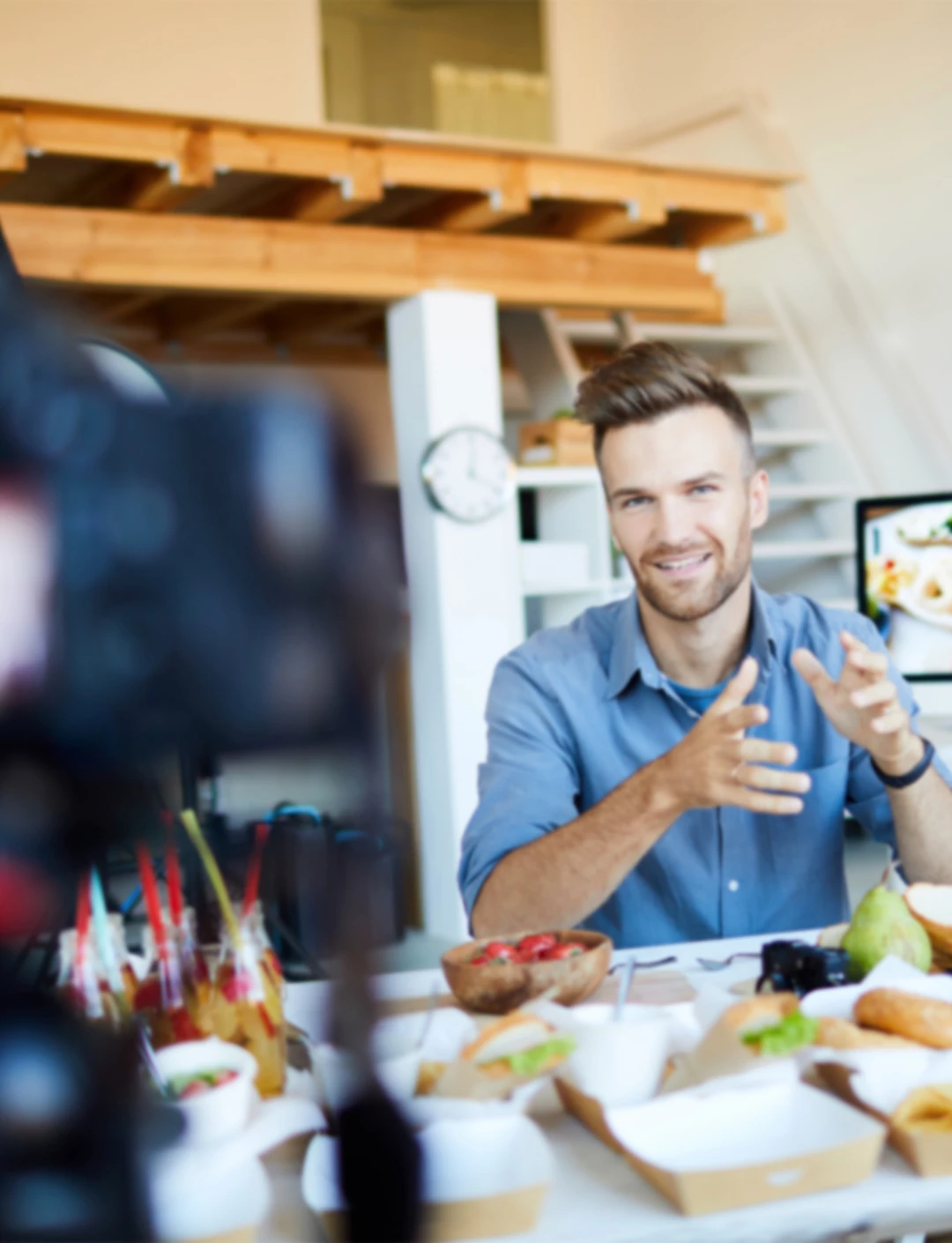 homem branco falando com c�mera com frutas sobre a mesa